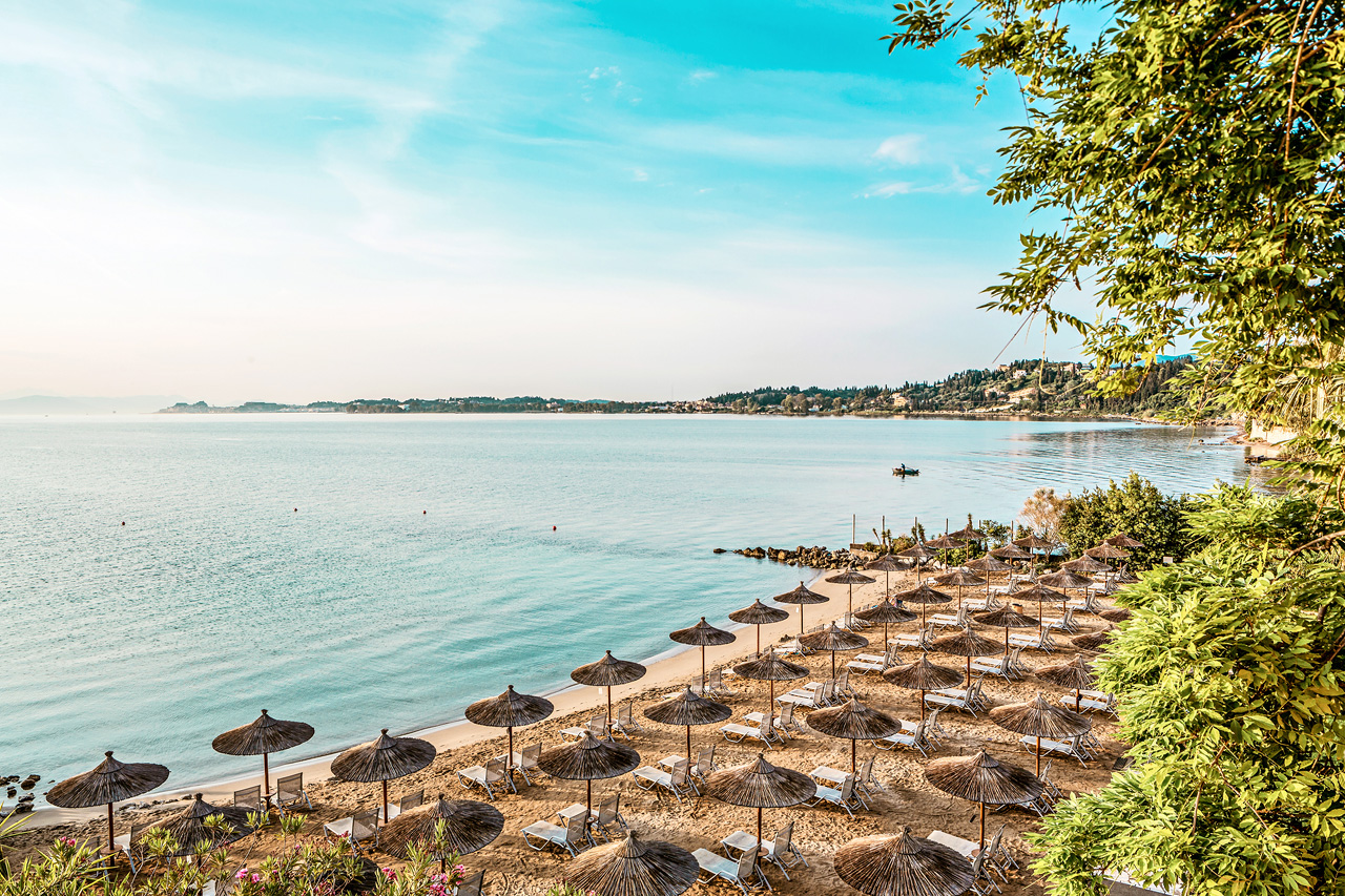 Stranden nedanför Kontokali Bay Resort & Spa