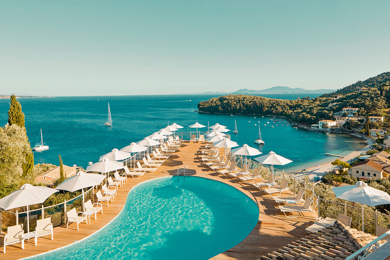 Poolområdet på Hotel San Antonio bjuder på en fantastisk utsikt över havet