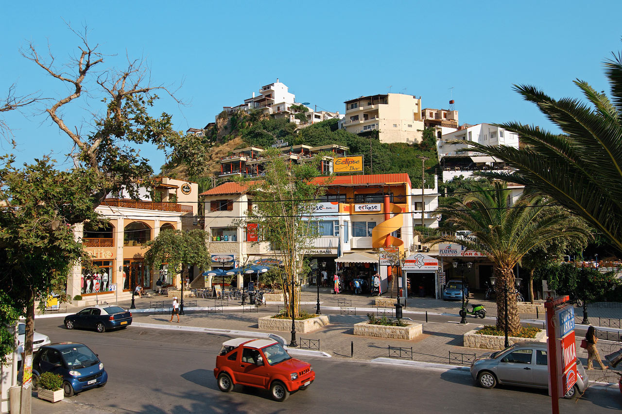 Torget i Platanias med Övre Platanias i bakgrunden