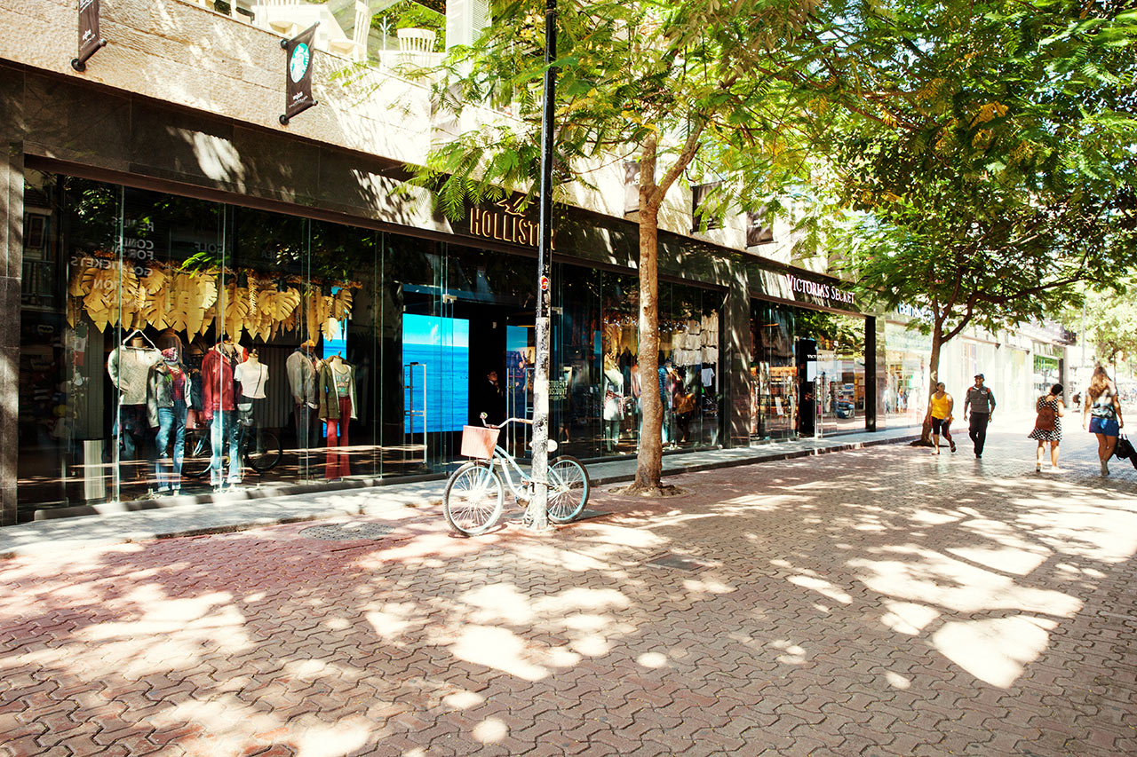På huvudgatan 5th Avenue hittar du mängder av internationella butiker