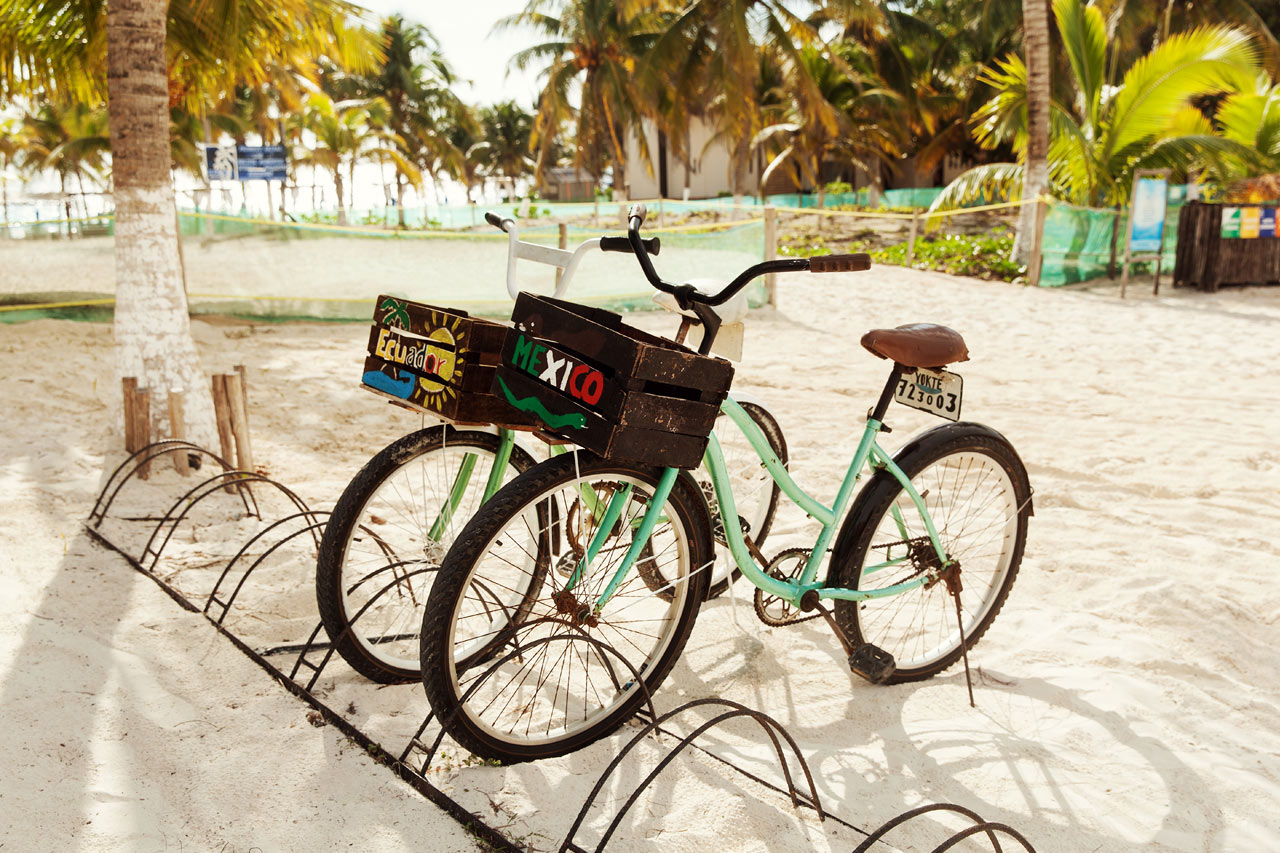 Det är lätt att ta sig fram på cykel i Tulum, uthyrning finns intill hotellet Selina Los Lirios Tulum