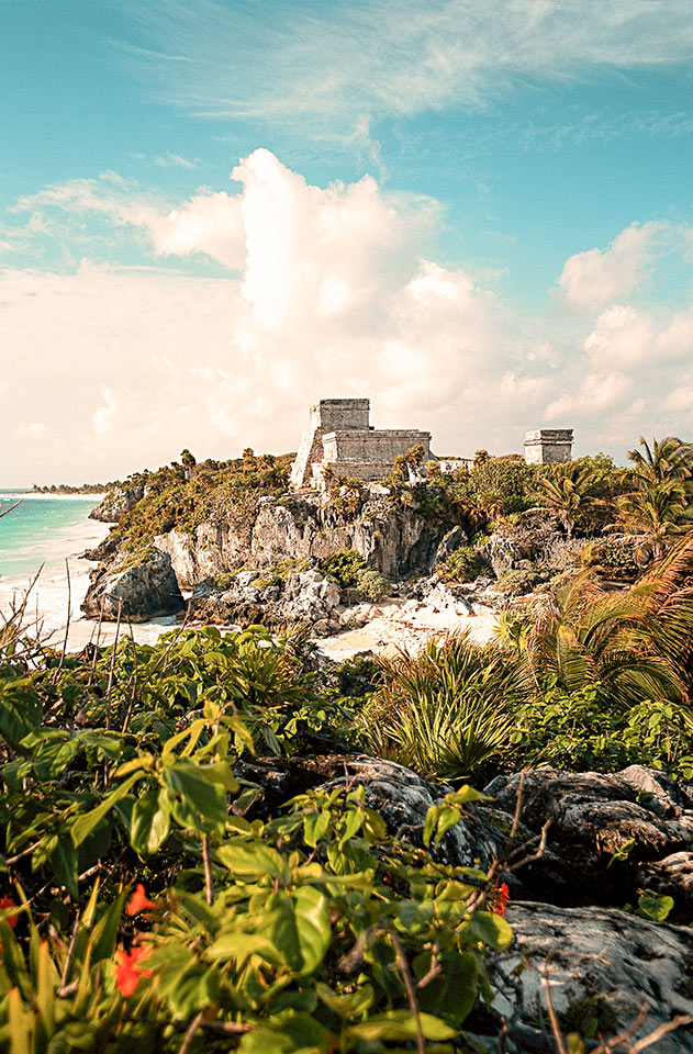 Tulum är känt för sin vackra strand och de spektakulära mayaruinerna
