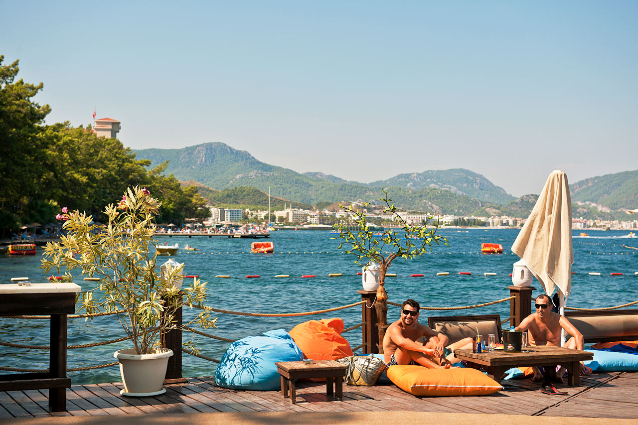 Längs strandpromenaden i Marmaris hittar du flera härliga bryggor där du kan njuta av solen och vågornas brus.