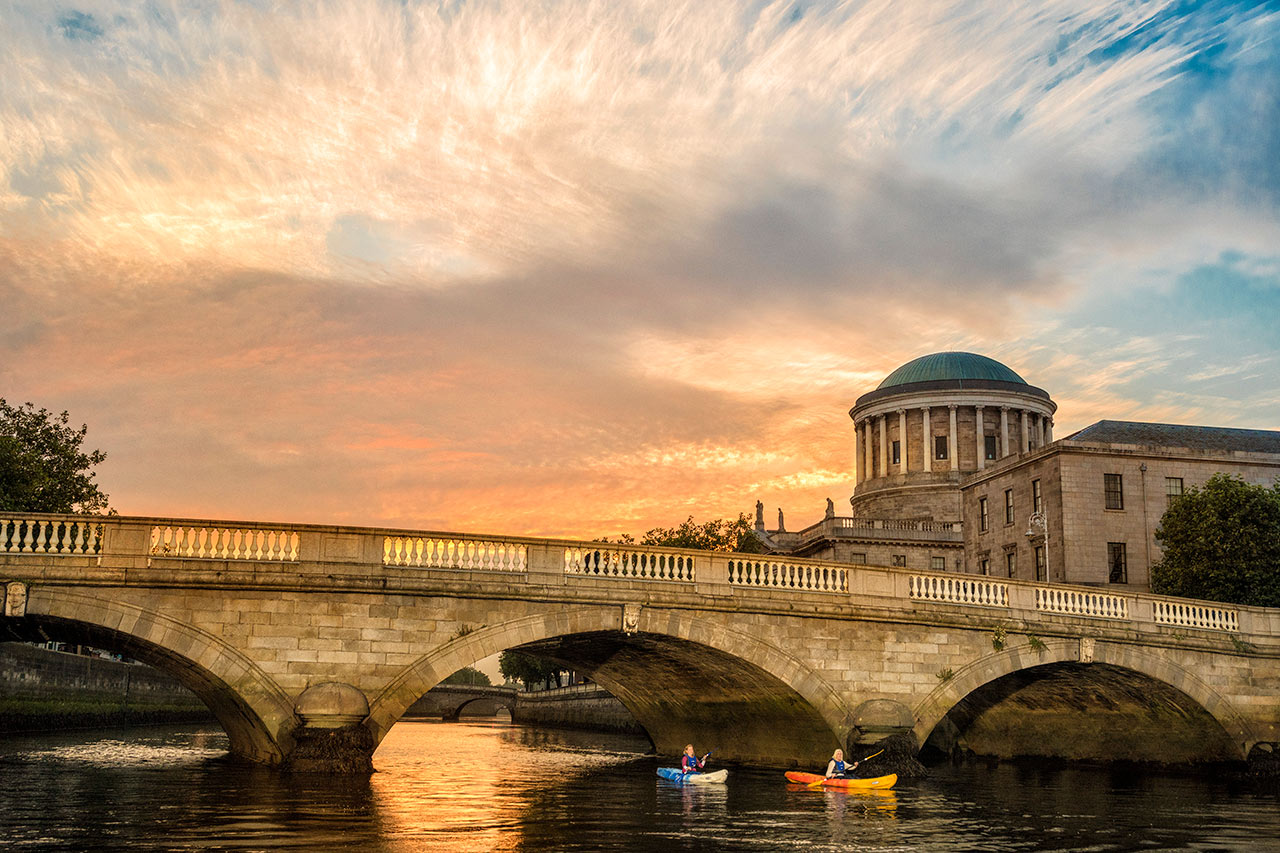 Floden Liffey, som går rakt igenom Dublin