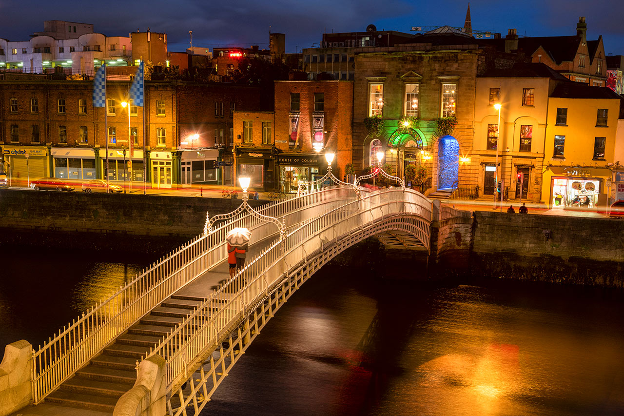 Vad sägs som en kvällspromenad över Ha'penny Bridge?