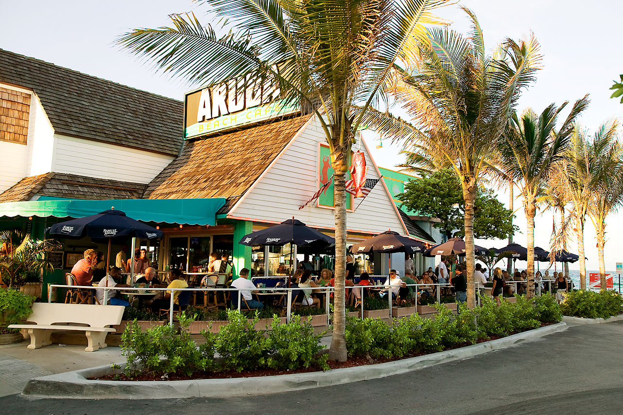 Populära Aruba Beach Bar ligger vid stranden i Lauderdale by the Sea