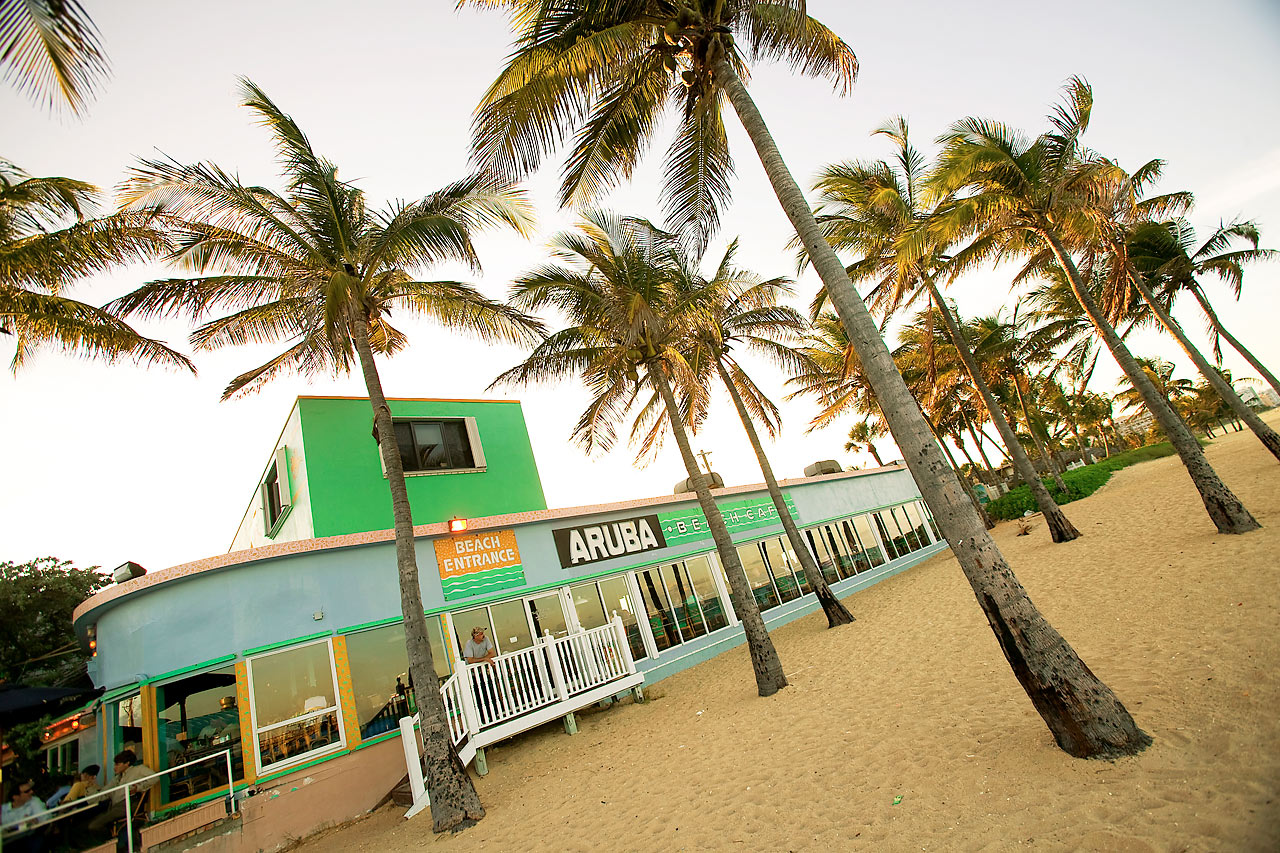 Populära Aruba Beach Bar med strandläge i Lauderdale by the Sea