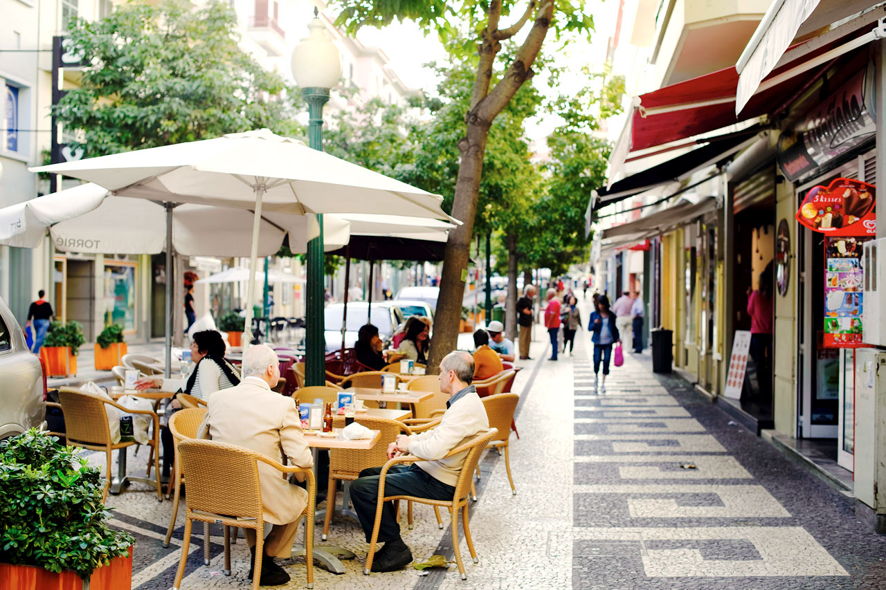 Cafétäta gatan Rua Fernao Ornelas går genom hela Funchal ner till saluhallen