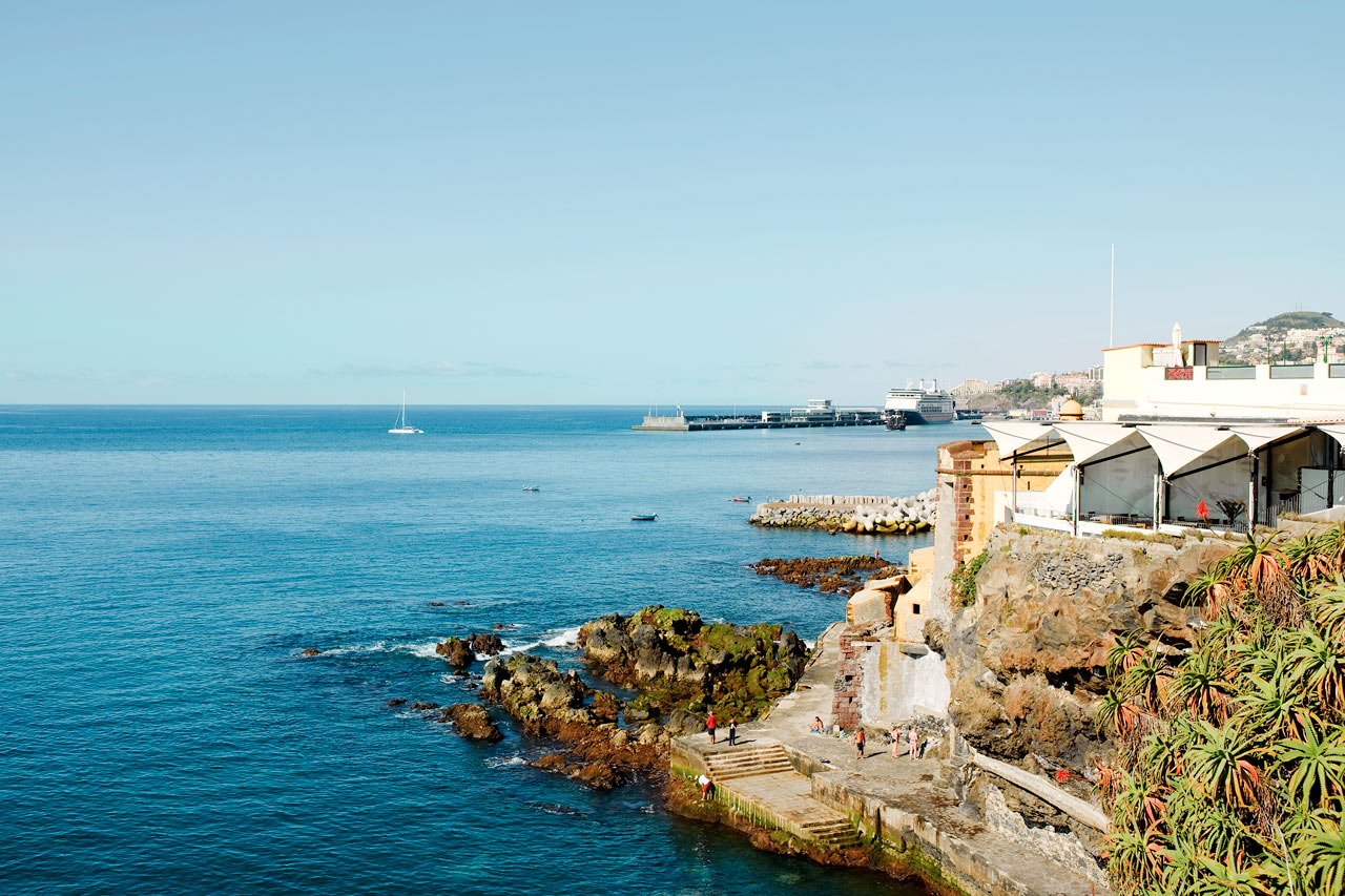 I bakgrunden syns kryssningshamnen i Funchal, vy från gamla stan