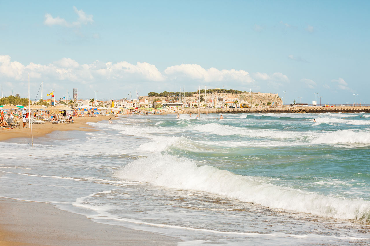 Stranden i Rethymnon och i förgrunden ligger Rethymnon stad