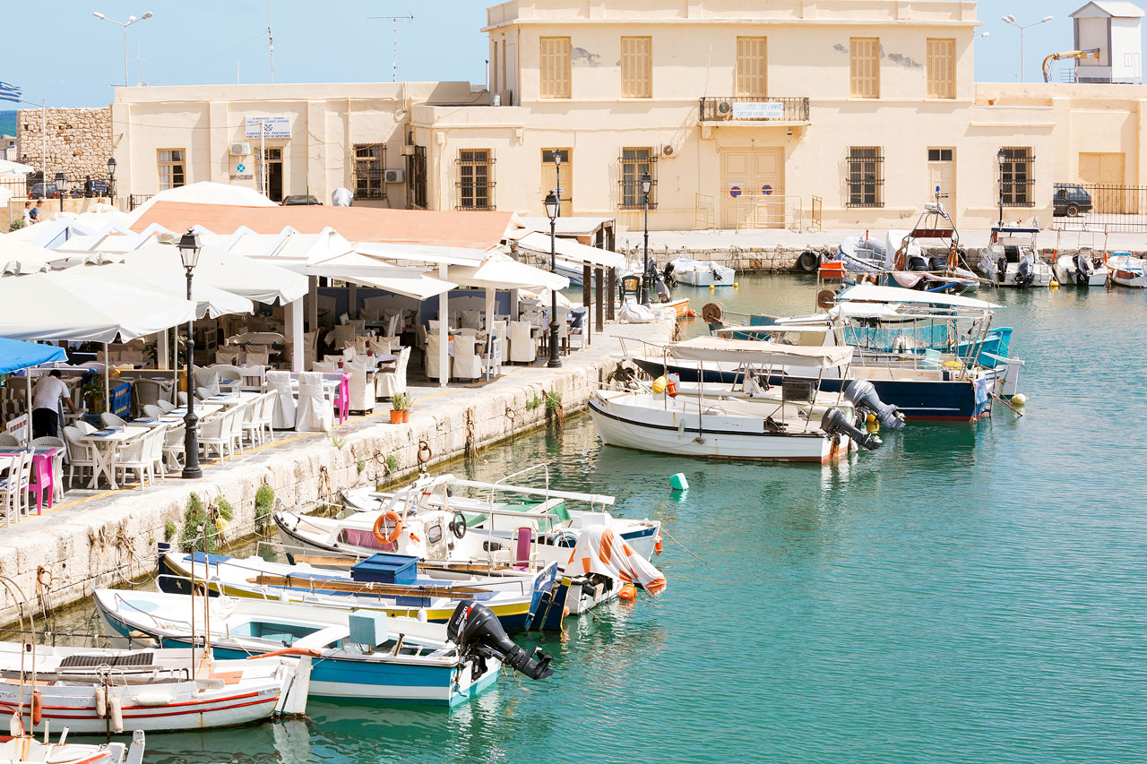 Den gamla hamnen i Rethymnon med många trevliga restauranger