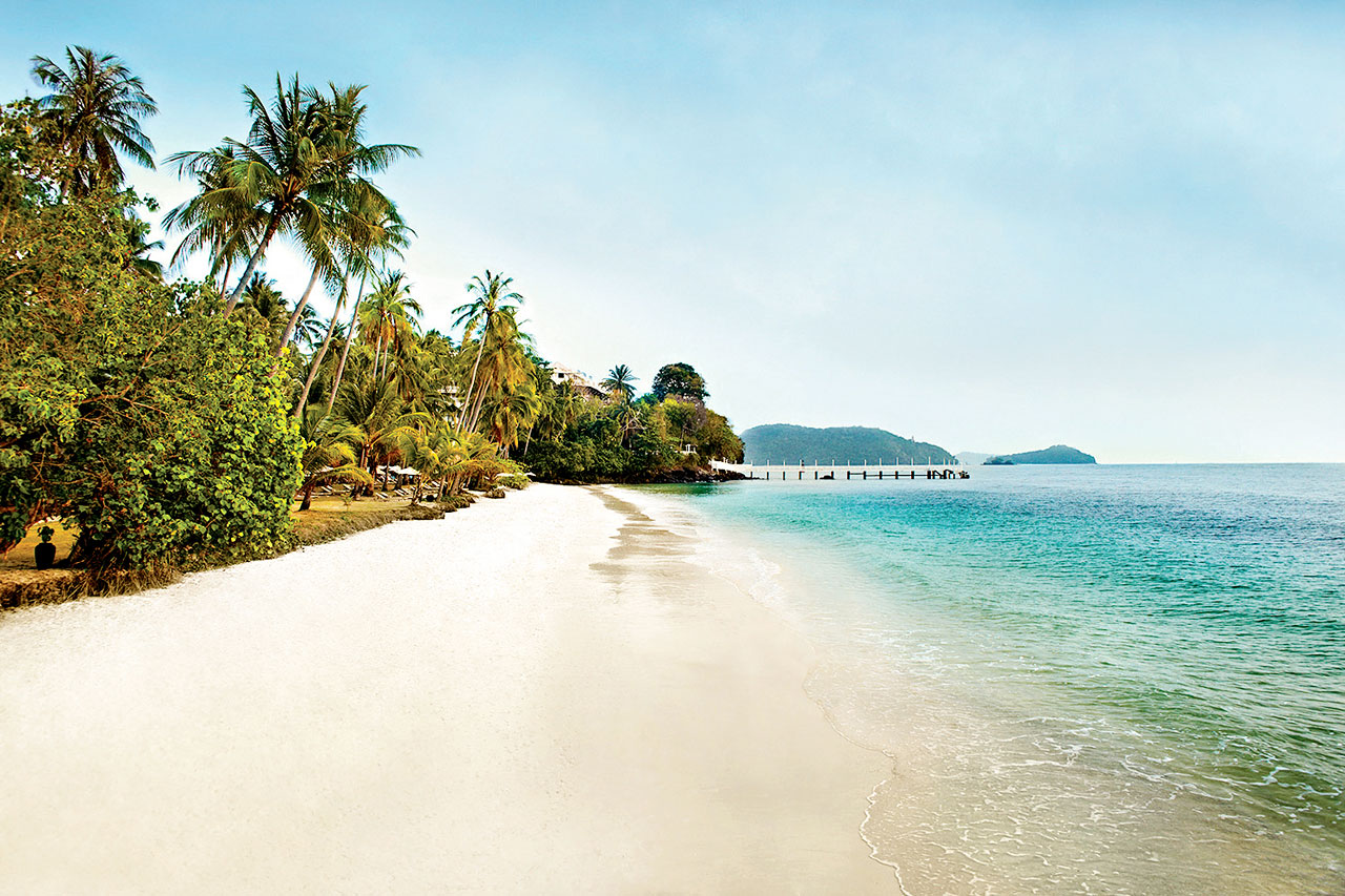 Stranden vid hotell Cape Panwa