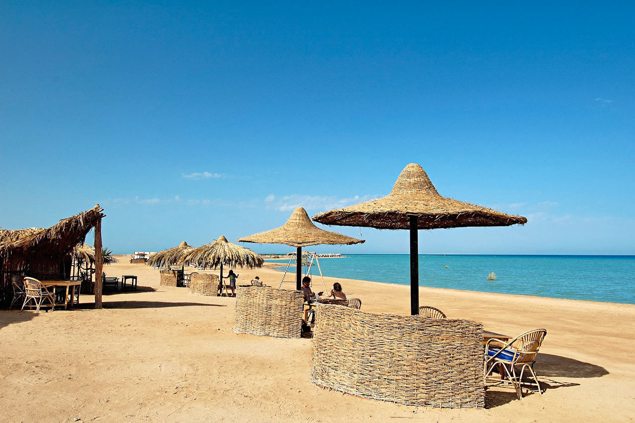 Stranden nära marinan i El Gouna