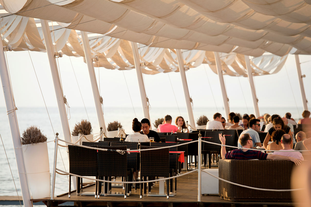 Café del Mar är en naturlig samlingsplats för en drink i solnedgången.