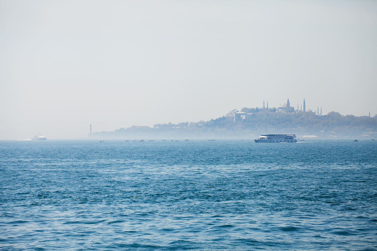 Vy mot Sultanahmet från Bosporen