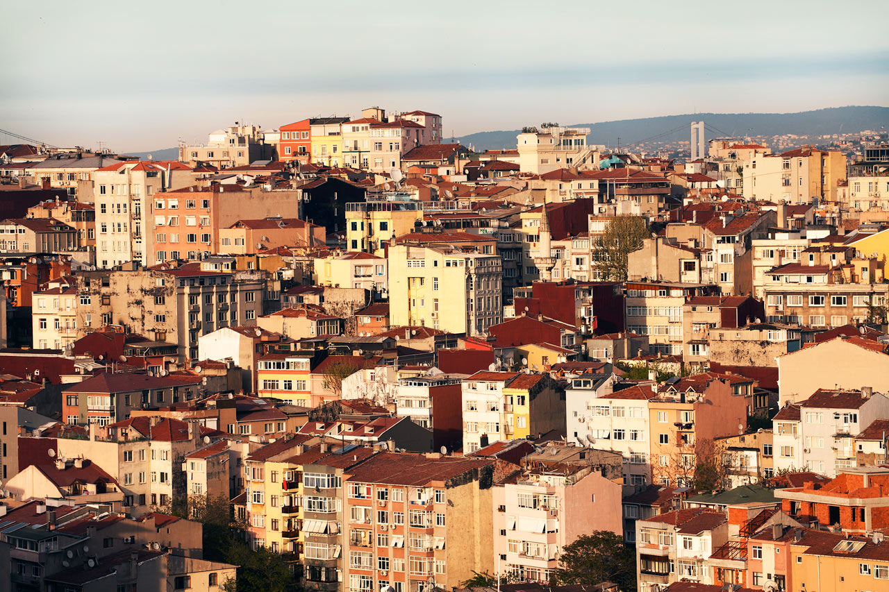 Morgon över stadsdelen Cihangir med Bosporenbron i bakgrunden.