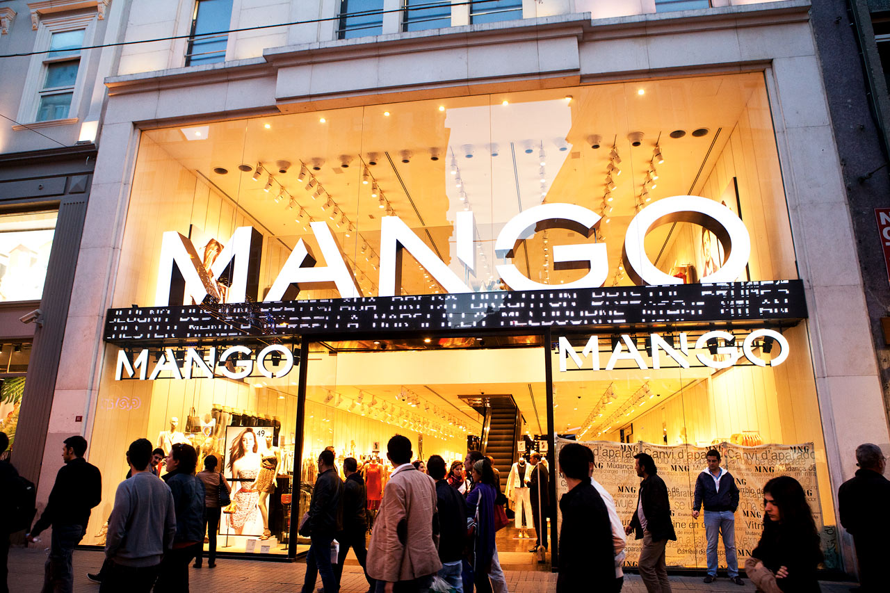 Istiklal Street. Shoppinggatan Beyoglu Mango