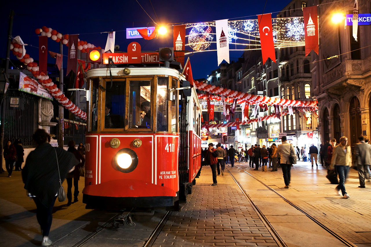 Istiklal Street. Spårvagnen Tunel-Taksim Beyoglu