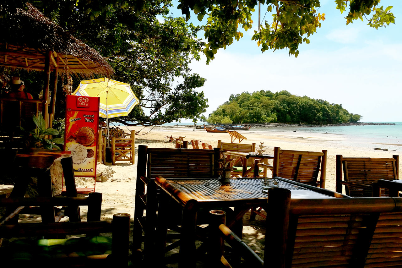 Restaurang på stranden i Klong Muang
