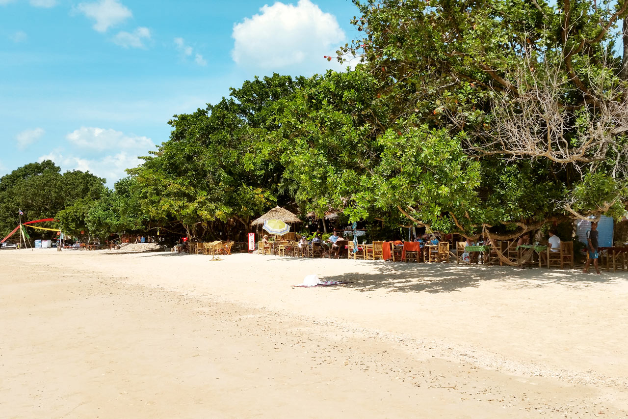 Lokala restauranger i mysiga Klong Muang