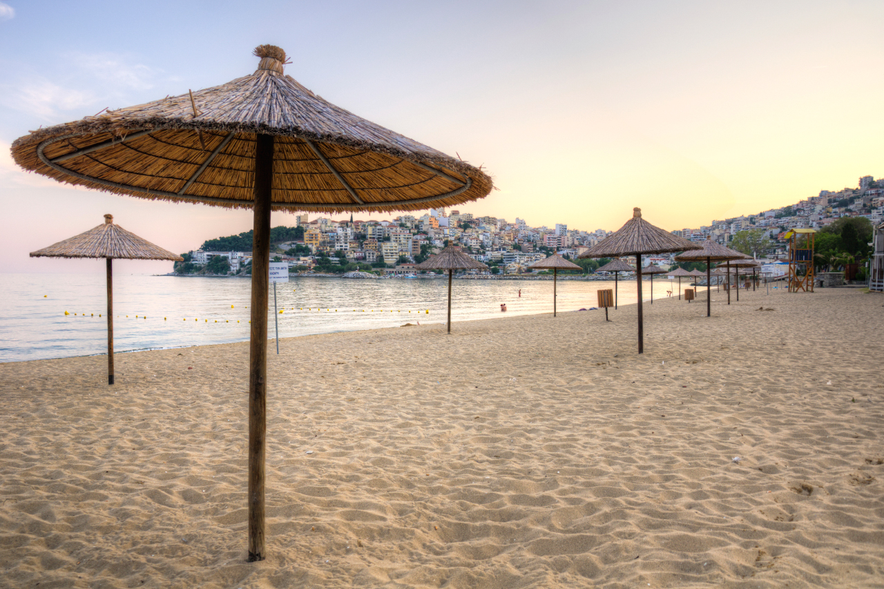 Perigiali-stranden ligger ca 4 km från Kavala stad
