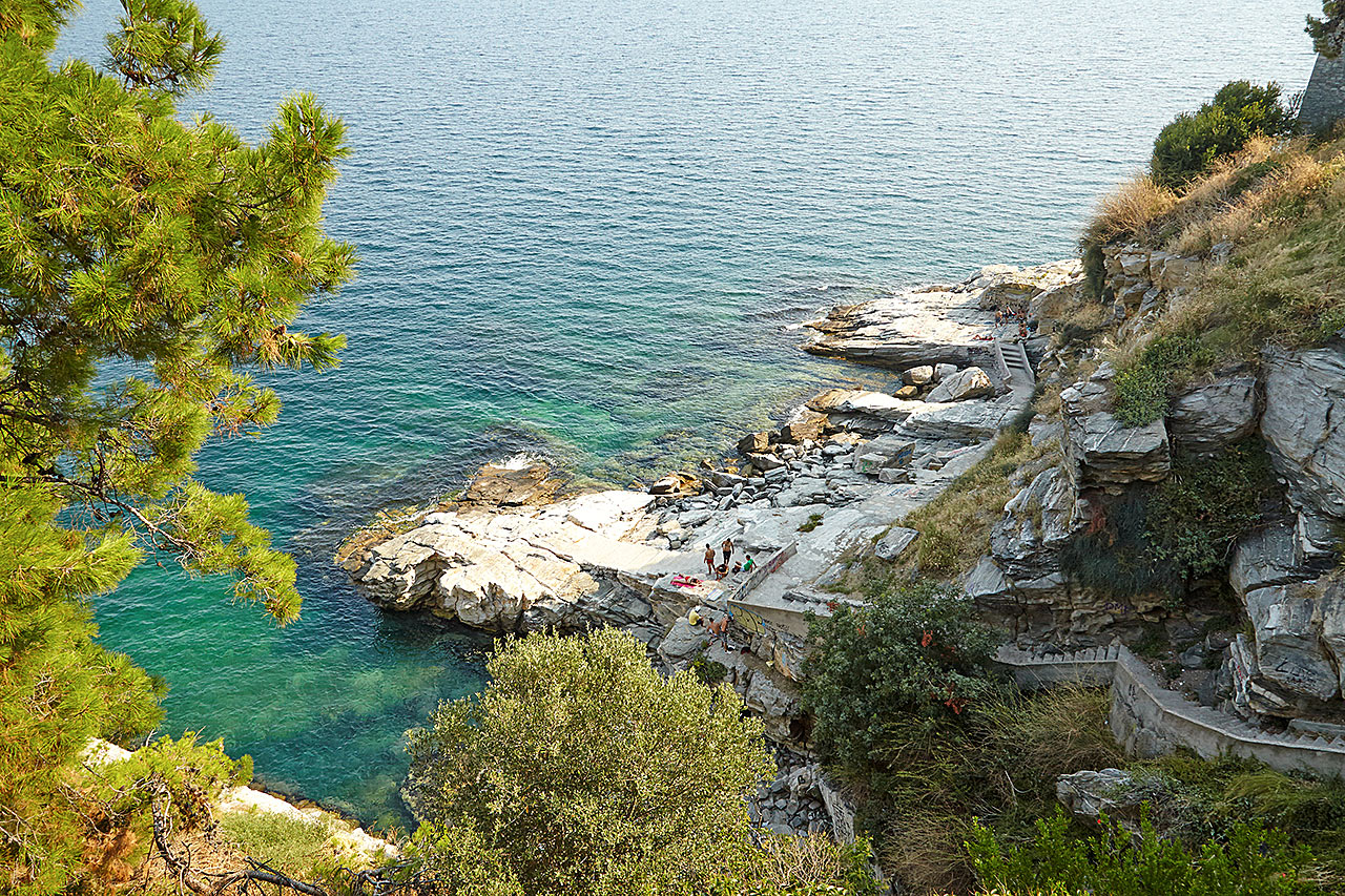 Klippbad nedanför Byzantinska stadsmuren i Kavala stad