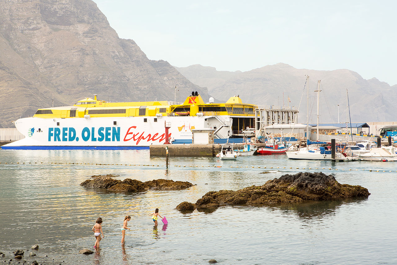 Hamnen och stranden i Puerto de las Nieves