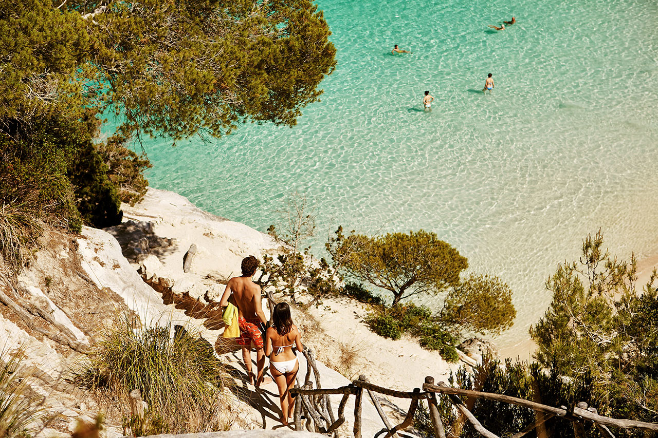 Cala Mitjaneta, ca 1,5 km från Cala Galdana.