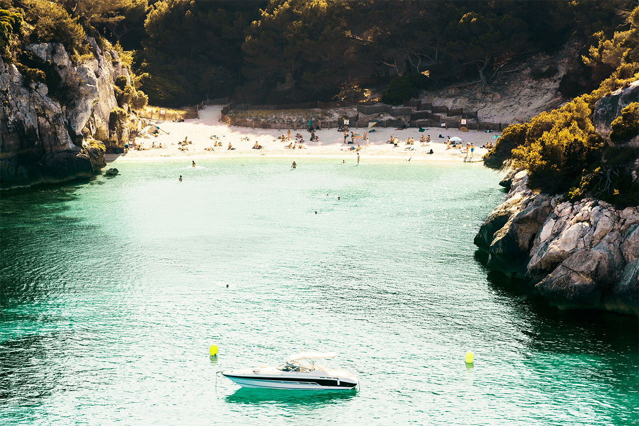Cala Macarella nära Cala'n Bosch