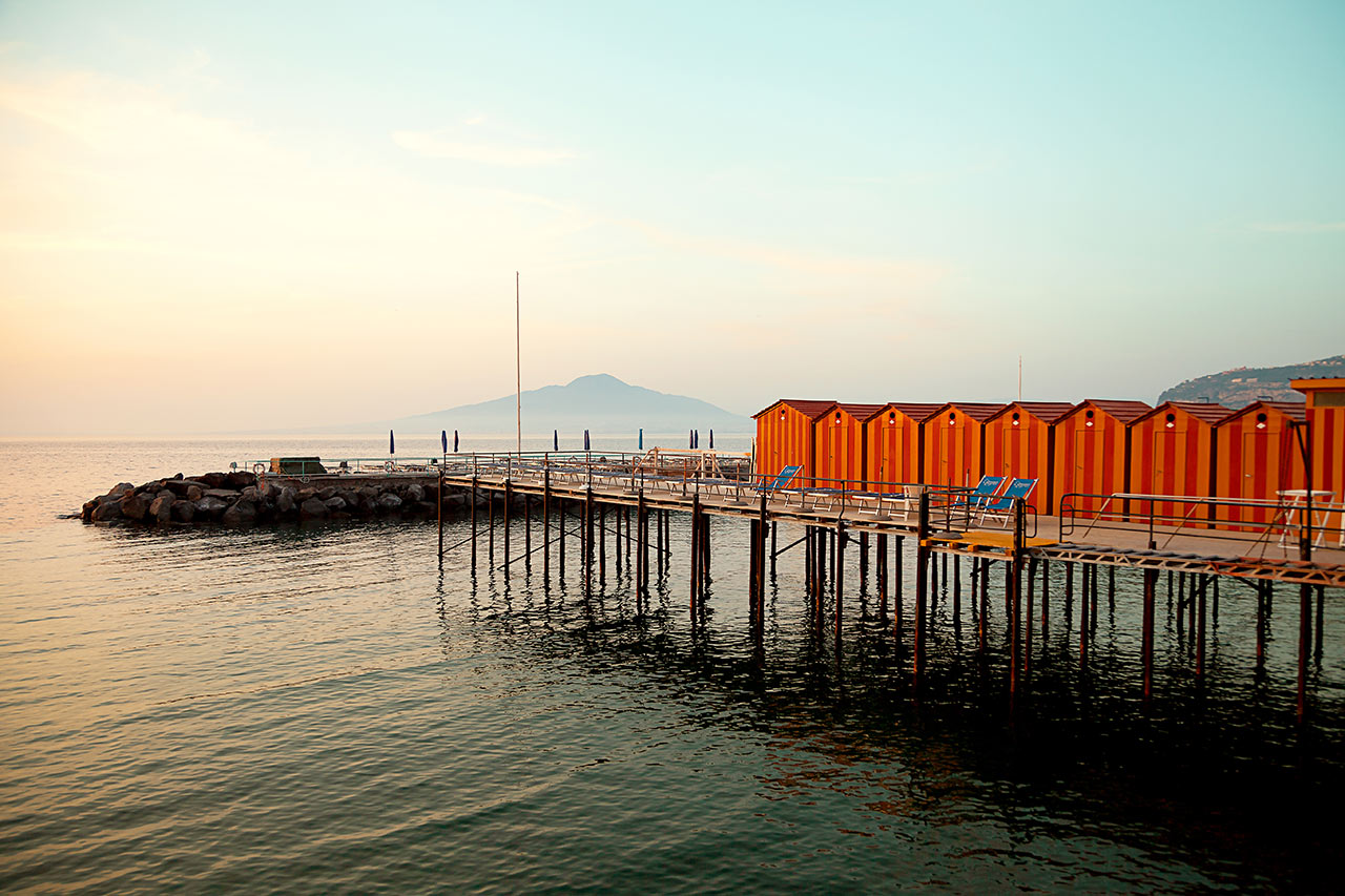 Leonelli's Beach med Vesuvius i bakgrunden
