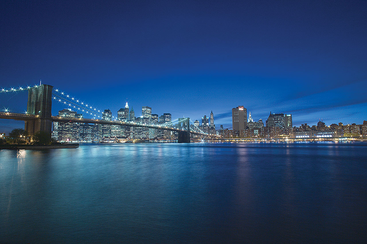 Brooklyn Bridge och Manhattan skyline