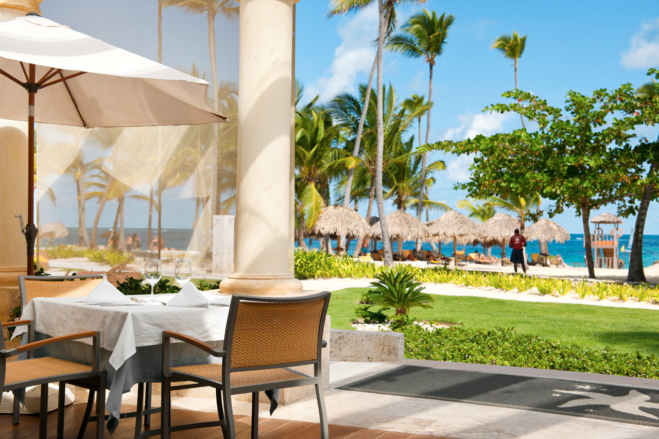 Nere vid stranden vid resorten Grand Bahia Principe