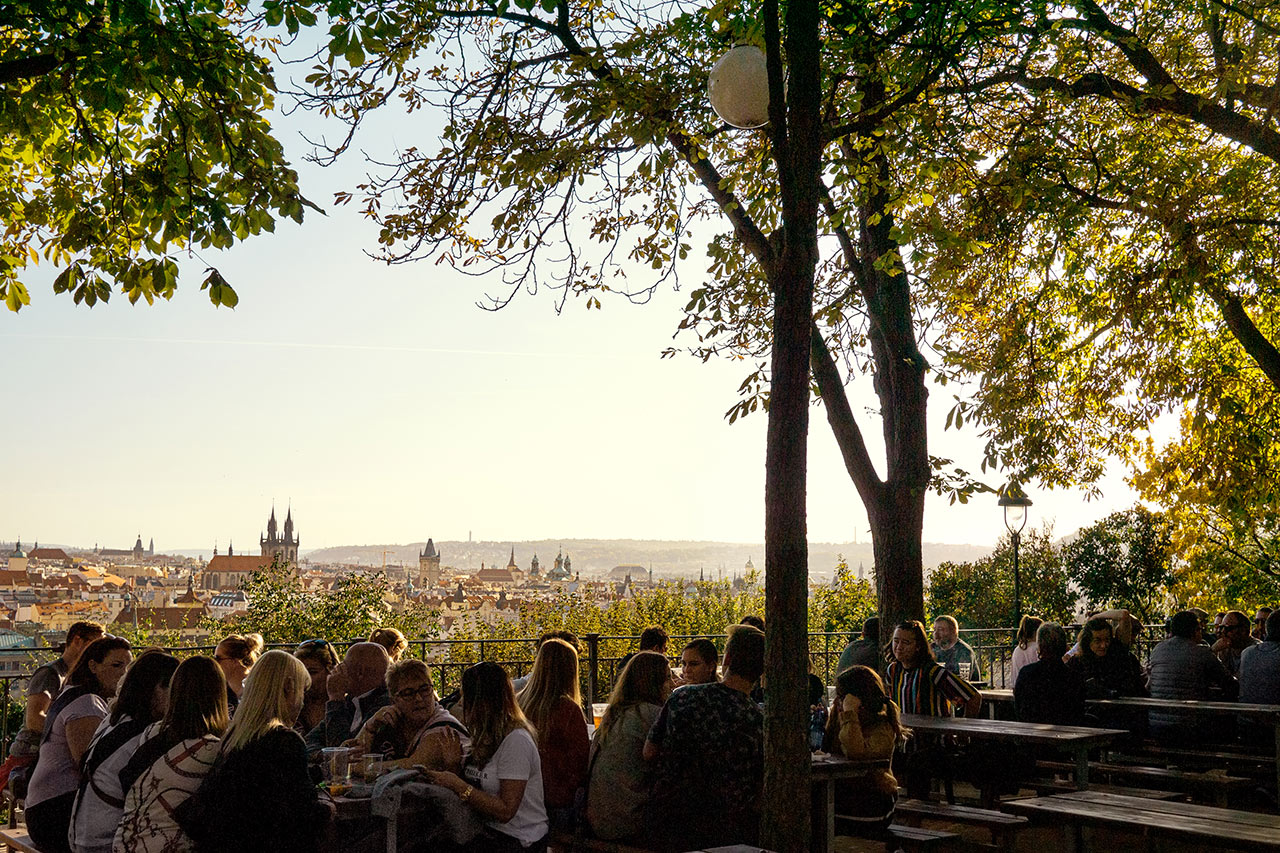 Uteservering vid Letná Beer Garden