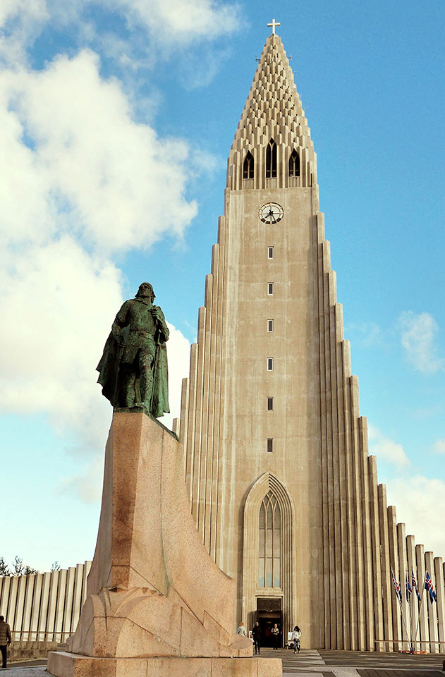 Den ståtliga Hallgrimskirkja i Reykjavik