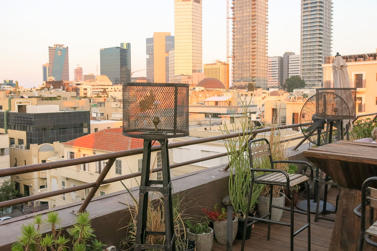Bar på Brown TLV Urban Hotel