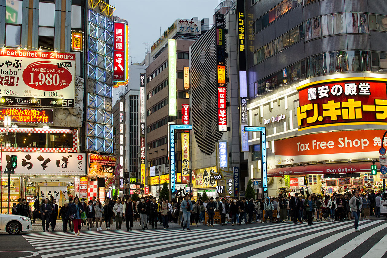 Neonljus från gatan Yasukuni-dori i Shinjuku