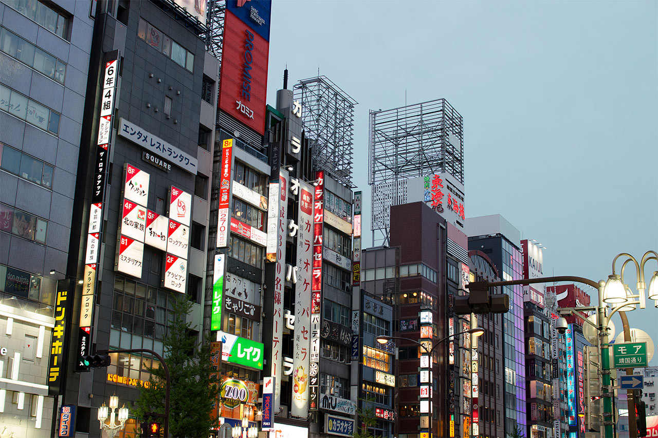 Yasukuni-dori i Shinjuku
