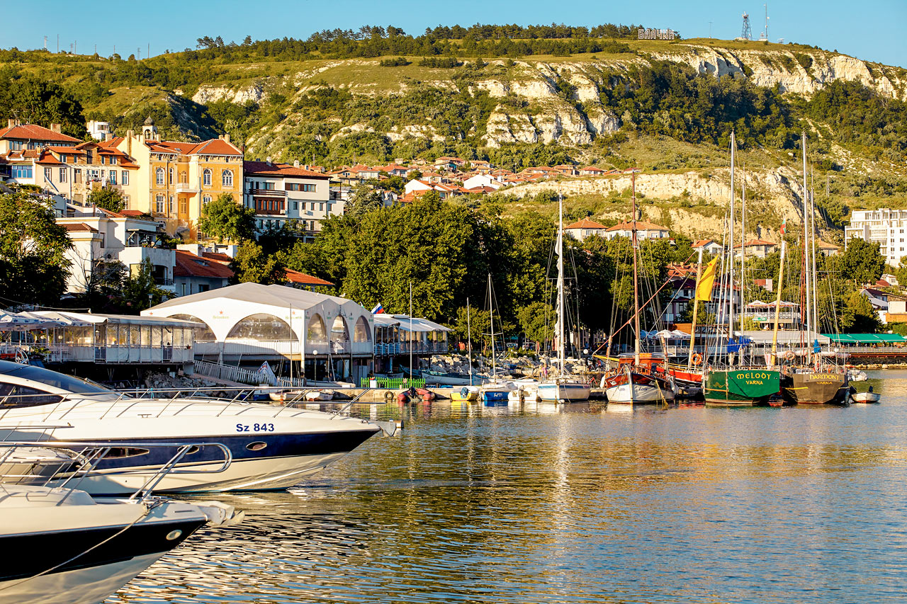 Den mysiga hamnen i Balchik